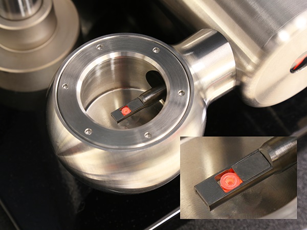 Hummingbird Scientific TEM Bulk Sample Heating Holder at visible temperature in seal-checking station